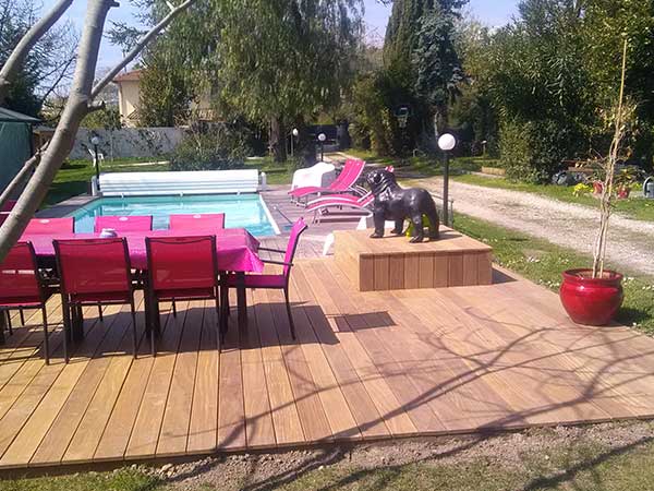Photographie d'une terrasse autour d'une piscine pour la pose de terrasses en bois à Nice